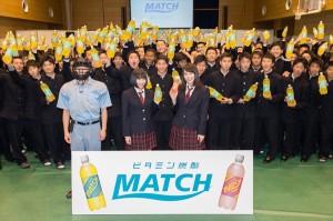 20150416_match01 男子校にサプライズ登場した広瀬アリス・すず姉妹と生徒の集合写真