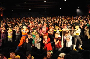 20150420_db01 野沢雅子らが満員の観客と「かめはめ波~」劇場版『ドラゴンボールZ 復活の「F」』全世界での上映決定