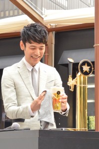 20150430_tsumabuki00 ビールをつぐ妻夫木聡