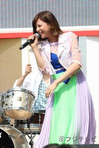 20150502_nishiuchi01 「めざましライブin春フェス2015」で熱唱する西内まりや