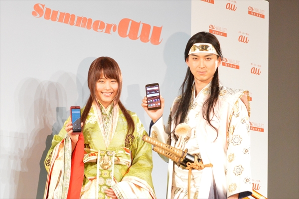 20150514_au01 「au発表会 2015 Summer」に登場した松田翔太と有村架純