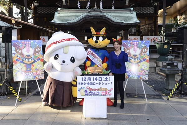 <p>北島三郎の紅白引退に関し、「私もね、さぶちゃんに言ったのよ。若い子にね、譲ってあげなきゃ、貴方がすごいのはみんな知ってるから、ね?」と水谷千恵子(友近演じる架空の演歌歌手)になりきったコメントも報道陣にサービスした友近(右)</p>