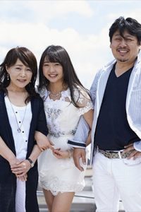 木﨑ゆりあと父の木﨑幸一郎さん(43)と木﨑栄里子さん(45)