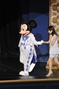 ミッキーマウスに手を引かれて登壇する志田未来