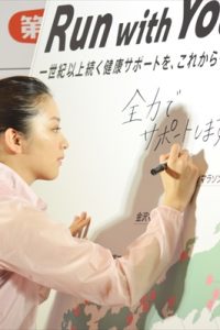 「第一生命 健康サポーター宣言イベント」に登場した武井咲（左）