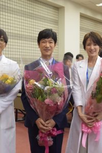 「Dr.倫太郎」クランクアップ（左から）高橋一生、堺雅人、吉瀬美智子