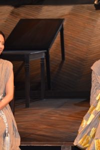 舞台「メアリー・ステュアート」に出演する中谷美紀（左）と神野三鈴