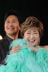 「歌謡ナイト jazzyなライブショー」に出演する小林幸子と川崎麻世