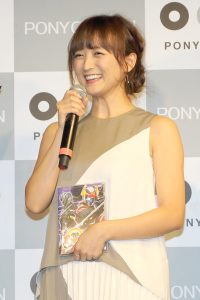 「鉄神ガンライザーNEO2」DVD発売イベントに登壇した小松彩夏