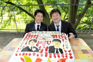 誕生日が一緒 上川隆也 佐藤二朗を似顔絵ケーキでお祝い Tv Life Web