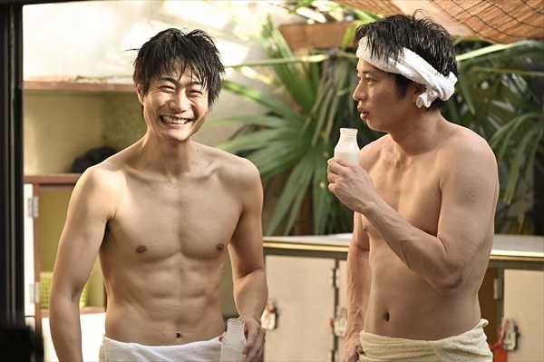 田中圭 戸次重幸が 裸の付き合い おっさんずラブ 銭湯デートで美ボディ競演 Tv Life Web