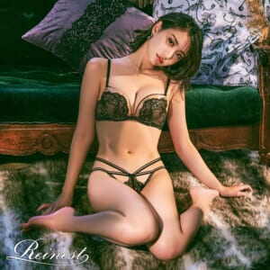 永尾まりやがDRW新作ランジェリー姿で美ボディ披露