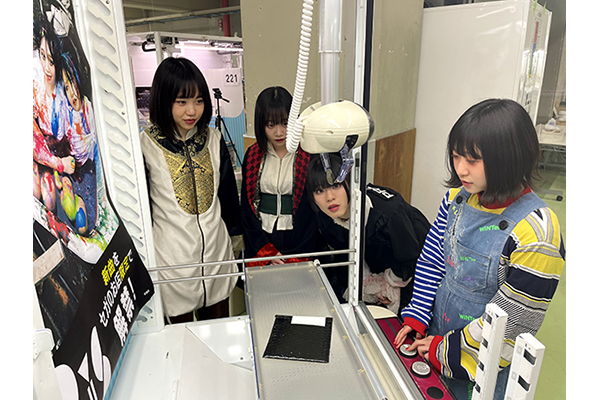 Bisが新曲をクレーンゲームで解禁 セガの5店舗及びオンラインで枚数限定 Tv Life Web Bisが新曲をクレーンゲームで解禁 セガの5店舗及びオンラインで枚数限定 Tv Life Web