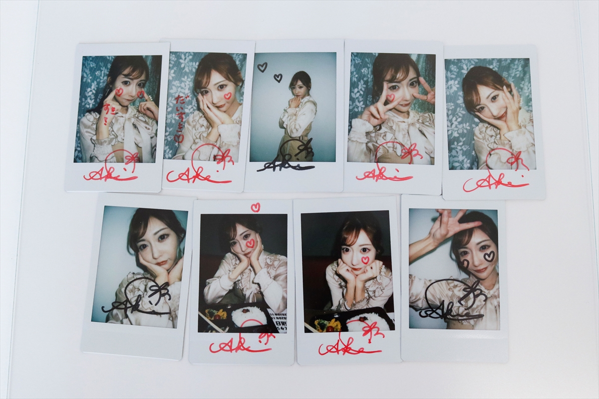 直筆サイン入りチェキ©光文社／週刊『FLASH』写真◎佐藤佑一
