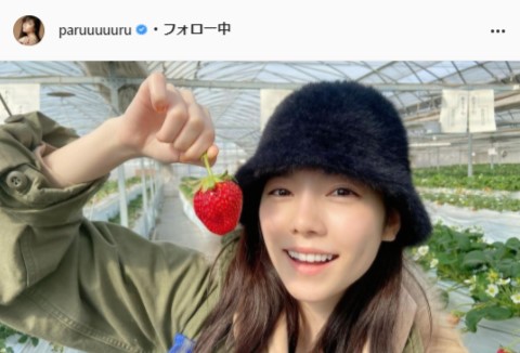 島崎遥香 いちごを片手に笑顔ショット 最高の笑顔です ぱるるが1番可愛いよ Tv Life Web