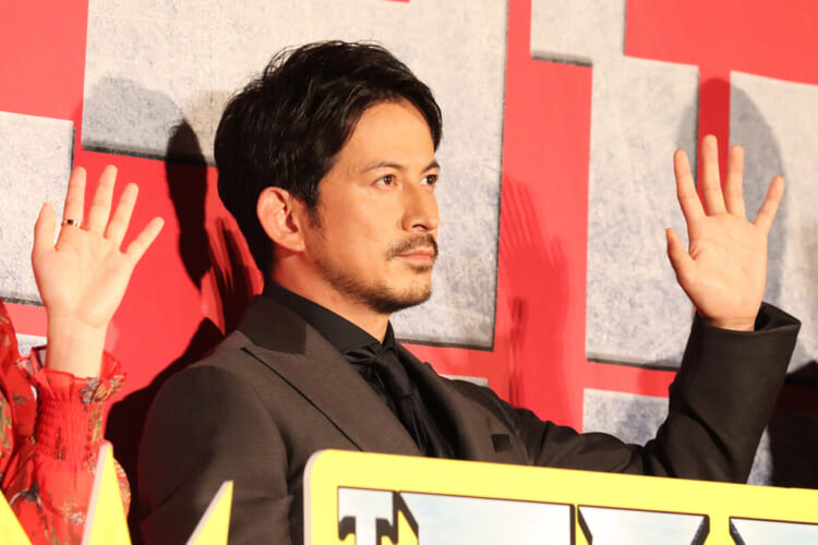 映画「ザ・ファブル 殺さない殺し屋」公開初日舞台あいさつ