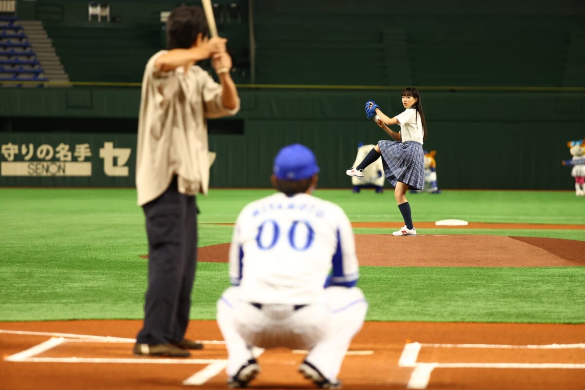『ハチナイ』関水渚&仲村トオルが始球式に登場「ちゃんと空振りできてよかったです！」