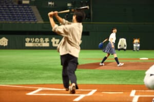 『ハチナイ』関水渚&仲村トオルが始球式に登場「ちゃんと空振りできてよかったです！」