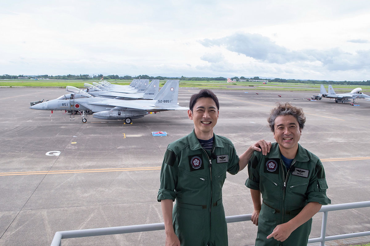 ムロツヨシがF-15戦闘機に搭乗！？小泉孝太郎との気ままな2人旅に大物ゲストも登場 | TV LIFE web