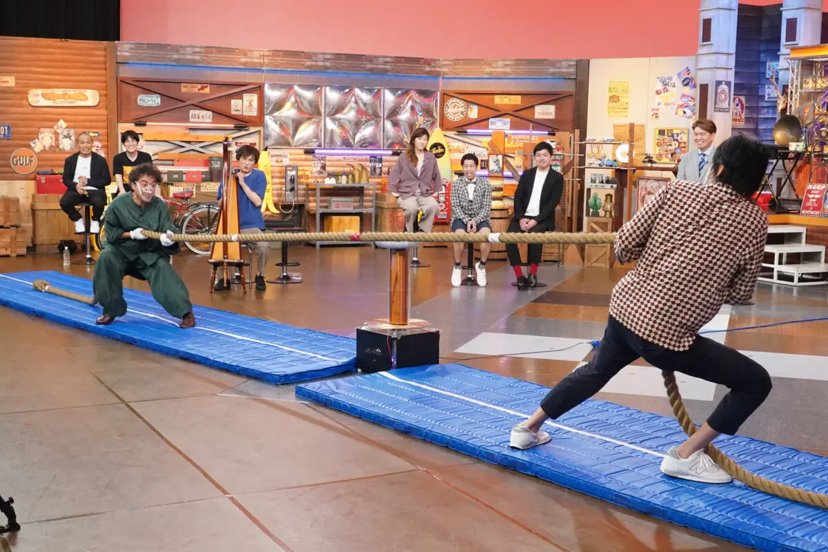 ムロツヨシが後輩のザ ギース ラブレターズの ウチのガヤ 入りを懸けて ビリビリ大綱引き で奮闘 Tv Life Web ムロツヨシが後輩のザ ギース ラブレターズの ウチのガヤ 入りを懸けて ビリビリ大綱引き で奮闘 Tv Life Web