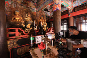 西塔の内部で立体曼荼羅を撮影するスタッフ