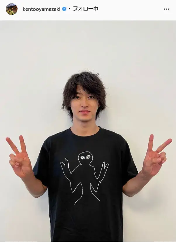 山﨑賢人 直筆イラストtシャツでダブルピース バルタン賢人くんかわいい 見れば見るほど愛着湧いてきて可愛い Tv Life Web