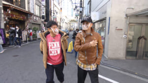 心斎橋にある1軒目の店に向かう2人（写真左から）浜田雅功、EXILE ATSUSHI