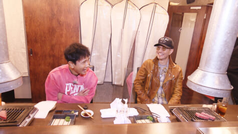 心斎橋のビルにある焼き肉店へ（写真左から）浜田雅功、EXILE ATSUSHI