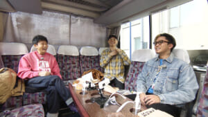 移動のバスでもトークで盛り上がる3人（写真左から）浜田雅功、EXILE ATSUSHI、GENERATIONS・数原龍友