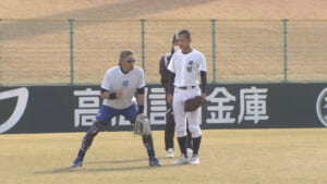 高松商業高等学校の選手への守備指導