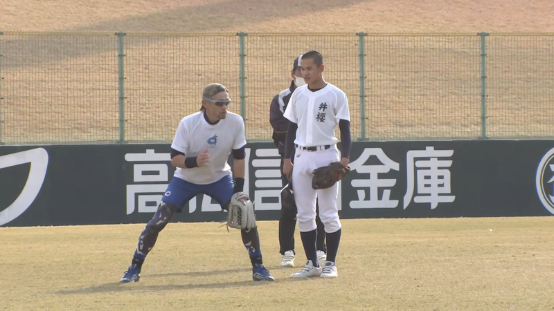 高松商業高等学校の選手への守備指導