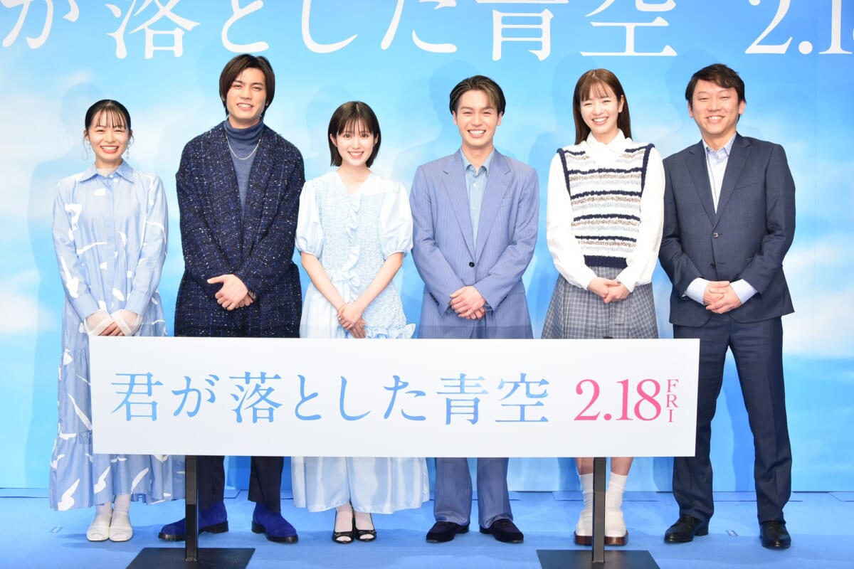 左から莉子、板垣瑞生、福本莉子、松田元太、横田真悠、Yuki Saito監督
