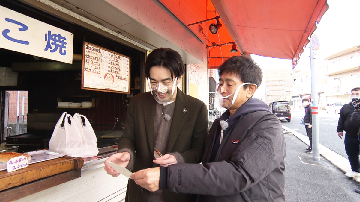 大谷が中学時代に通っていた“たこ焼き屋さん”へ (写真左から 大谷亮平、浜田雅功)