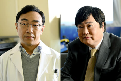 法医学教授を演じる東京03・角田晃広（左）と、潜水機器メーカーの営業マンを演じる六角精児（右）