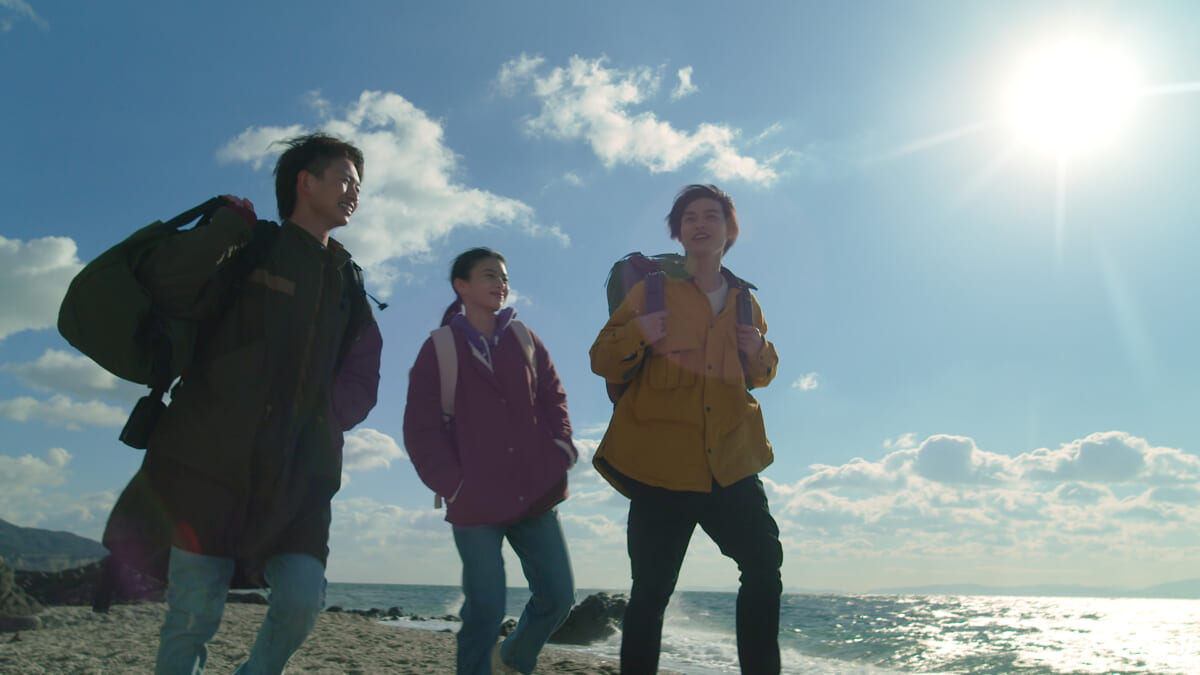YouTube撮影のため無人島に訪れた3人（左から綱啓永、出口夏希、兵頭功海）
