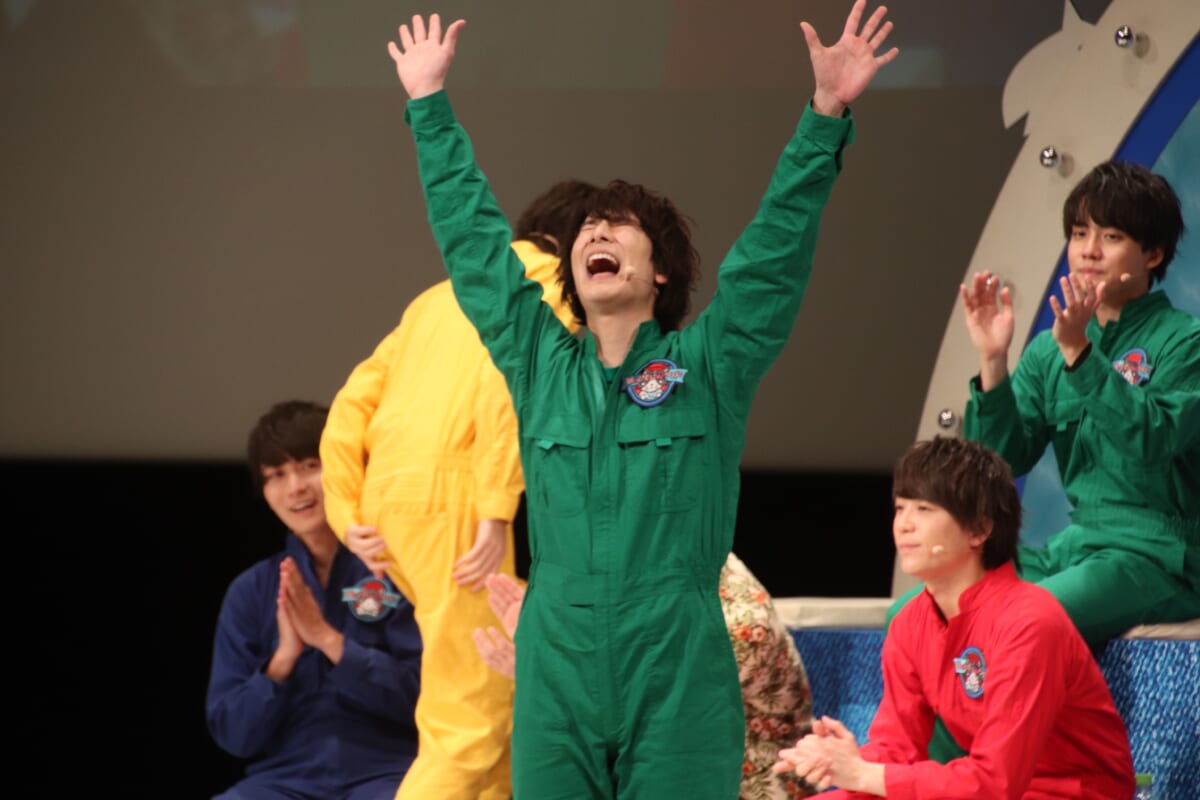 勝利し喜ぶ朝田淳弥