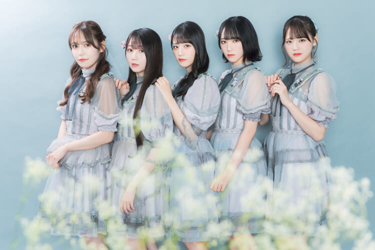 =LOVE(左から:諸橋沙夏、大谷映美里、佐々木舞香、野口衣織、髙松瞳)