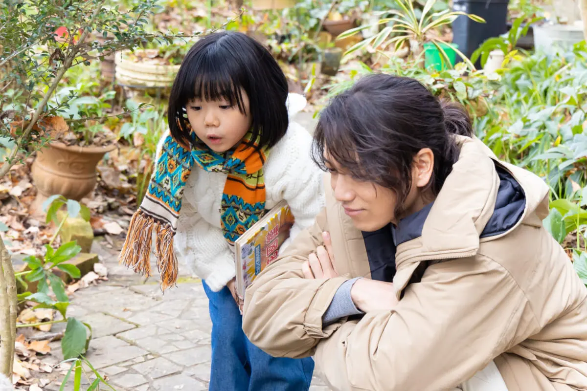 志田未来　胸 佐山（山崎育三郎）のもとに会話が一方通行の女の子が…志田未来演じる言語聴覚士・堀凛も登場『リエゾン』第3話 | TV LIFE web