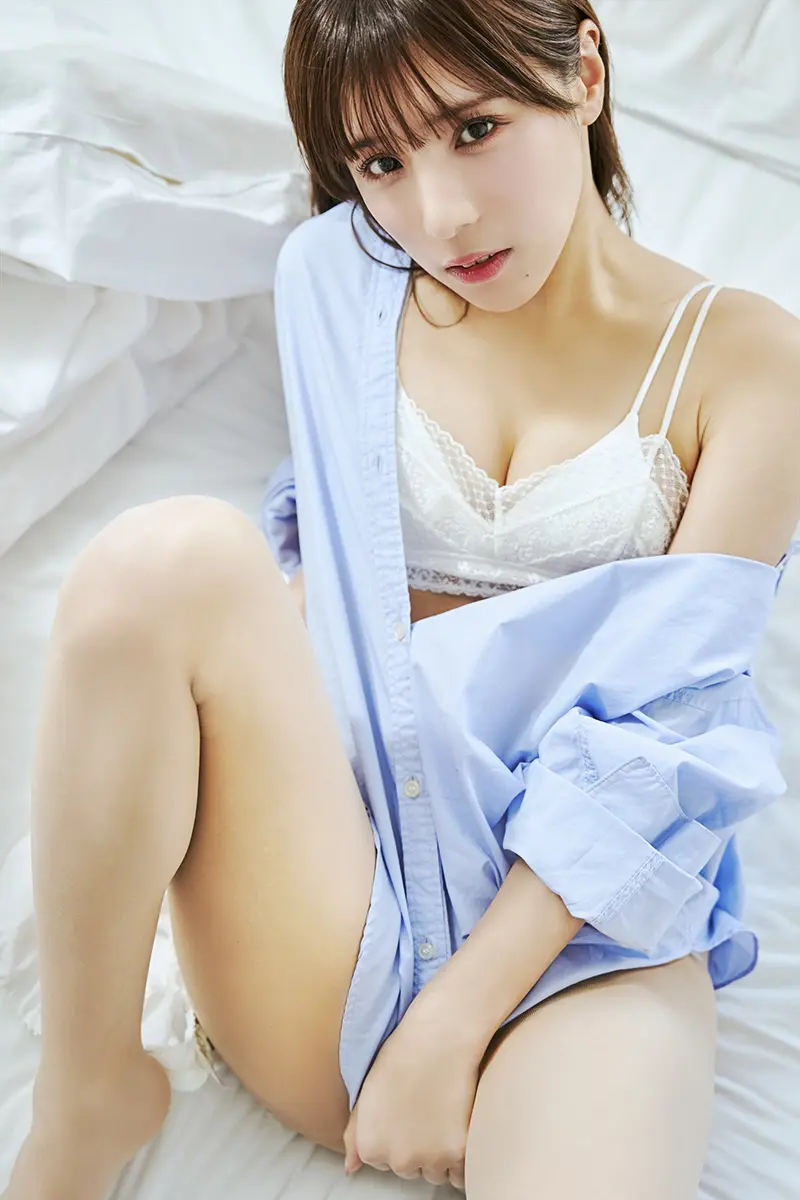 綾乃梓 夏本あさみ 20代最後の“軟体ボディ”を惜しみなく披露…！過去最大露出の1st写真集発売 | TV LIFE web