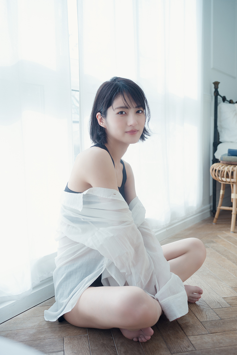 若月佑美1stフォトエッセイ「履きなれない靴を履き潰すまで」