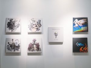 会場内に展示されているレコードの一部　© SQUARE ENIX