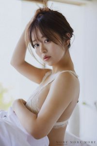 井口裕香 写真集「MORE MORE MORE」掲載カット（撮影／倉本侑磨）