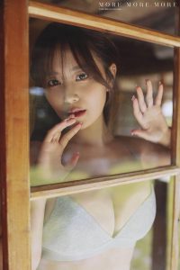 「井口裕香 写真集 MORE MORE MORE」掲載カット（撮影／倉本侑磨）