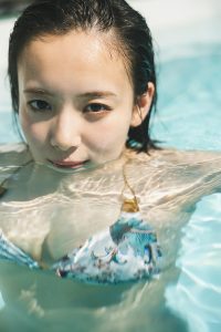 撮影：藤本和典「岡田紗佳写真集 おかぴのぴ」（小学館）