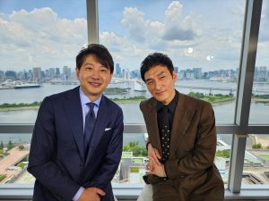 青井実キャスターと草彅剛