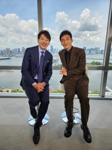 青井実キャスターと草彅剛