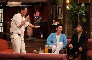 左から）明石家さんま、杉野遥亮、大森南朋　©カンテレ