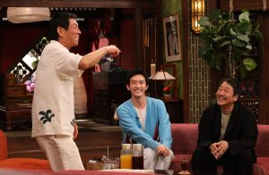 左から）明石家さんま、杉野遥亮、大森南朋　©カンテレ