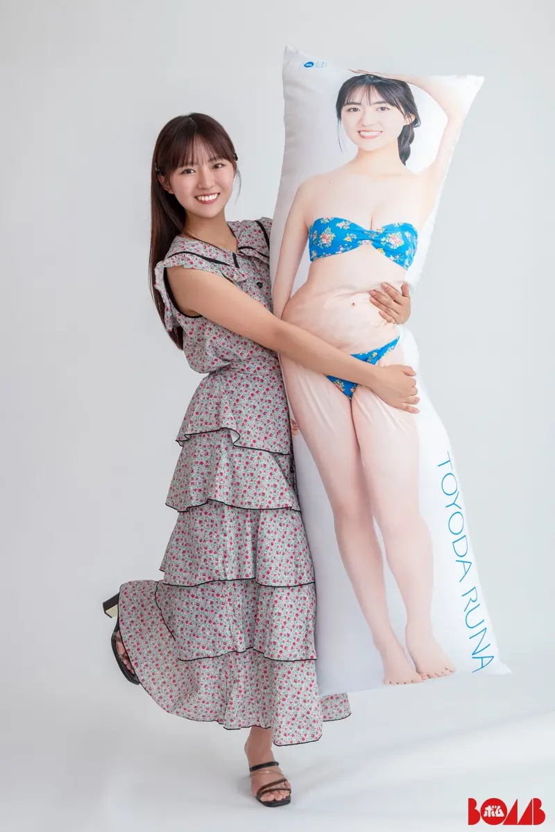 豊田ルナ、初の等身大抱き枕カバー発売「想像以上の迫力」水着姿