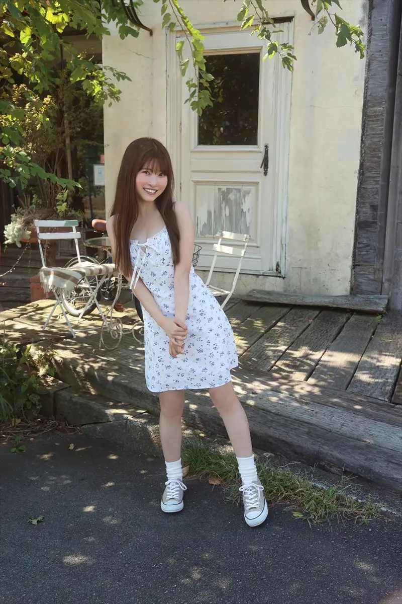 ババババンビ・小鳥遊るい、ビキニ姿で色白美ボディ披露「FRIDAY